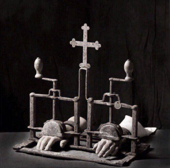 این اختراع که برای شکستن استخوان های دست طراحی شده بود، توسط کشیشان مسیحی در قرن پانزدهم ساخته شد. از این ابزار برای مجازات دانشمندان، هنرمندان و مجسمه سازان متهم به بدعت استفاده می شد.